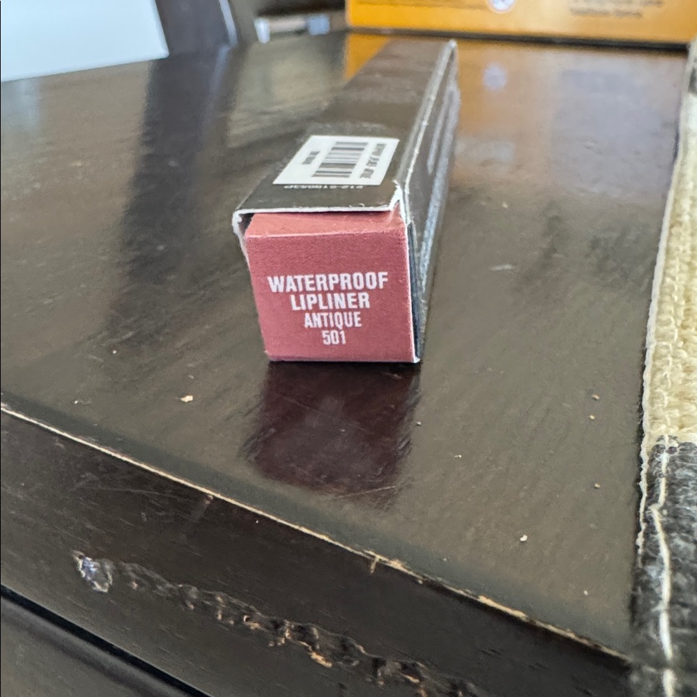 IL MAKIAGE Lip Liner with Red Tip - Picture 2 of 2